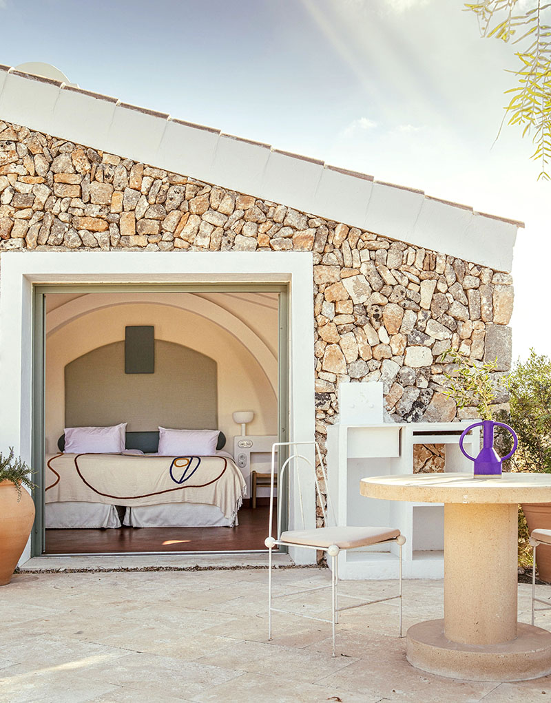 Una de las nueve villas independientes con fachada de piedra menorquina de marés en el Hotel Menorca Experimental