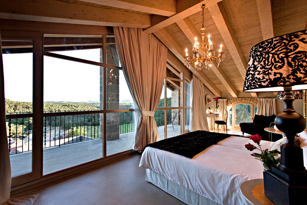 Todas las habitaciones cuentan con espectaculares vistas al paraje natural que rodea a la Vella Farga en el pirineo de Lérida