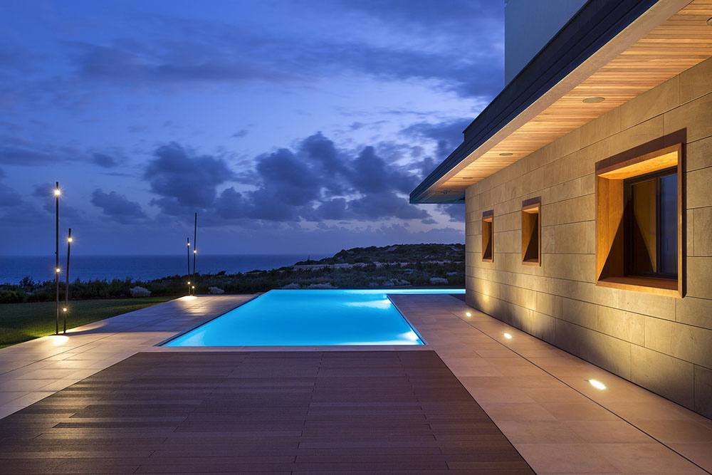 La infinity pool custodiada por las lámparas Bamboo de VIvia se funde con el mar y el horizonte