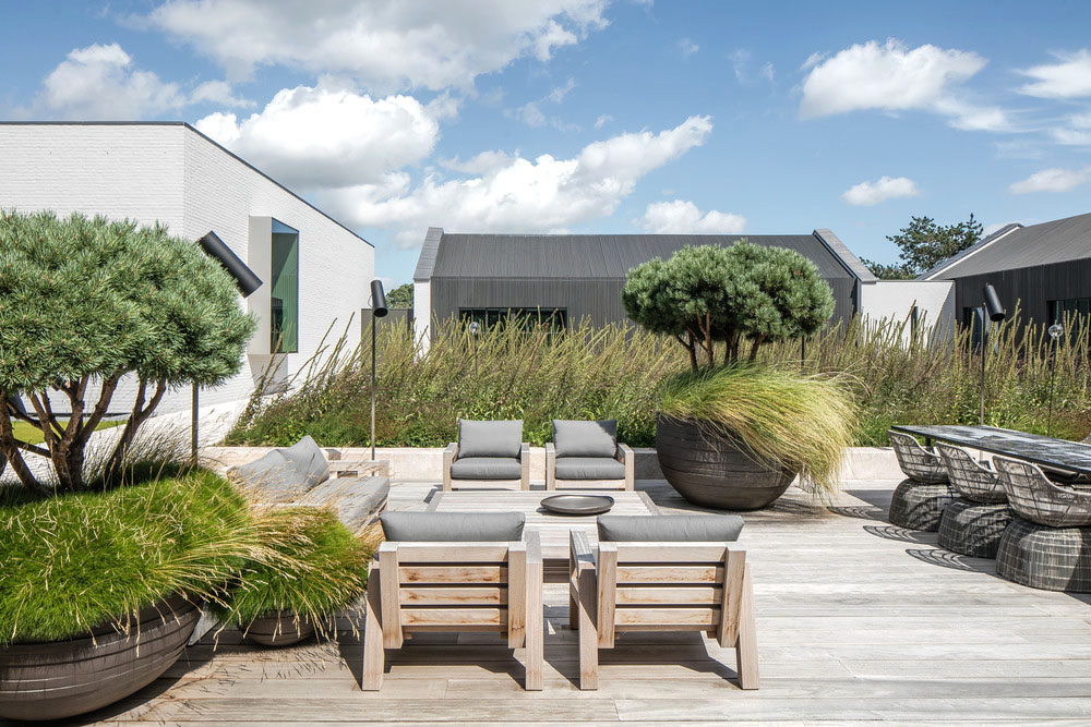 El exterior de Office Brabant la oficina de Piet Boon Studio parece el jardín de una casa de campo