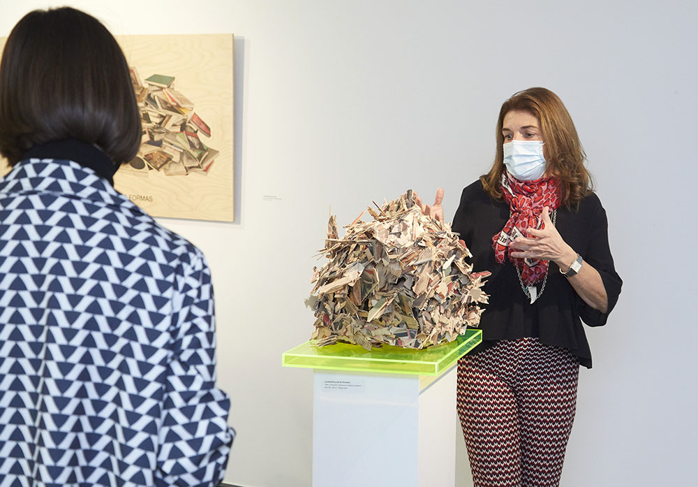 La artista visual Rosa Muñoz en Isolina Arbulu durante la Marbella Gallery Weekend 2020