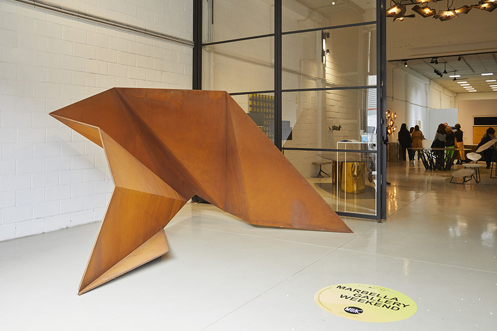 La señalítica de Marbella Gallery Weekend abre el paso a la galeríaWadström Tönnheim con una obra de Matías di Carlo