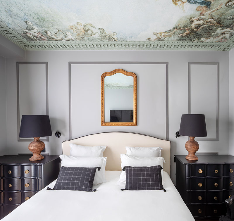 Florence, una preciosa habitación del hotel Maisons du Monde en La Rochelle con una decoración clásica y un techo barroco