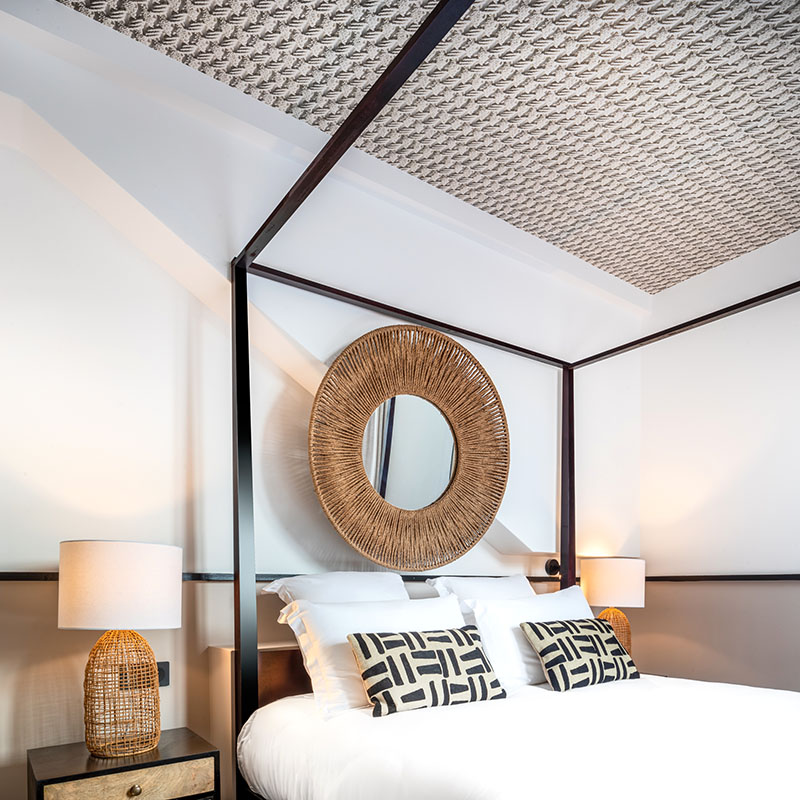 El techo de la habitación Saint Martin está hecho con decoraciones de cuerdas y un estilo marinero  y navy