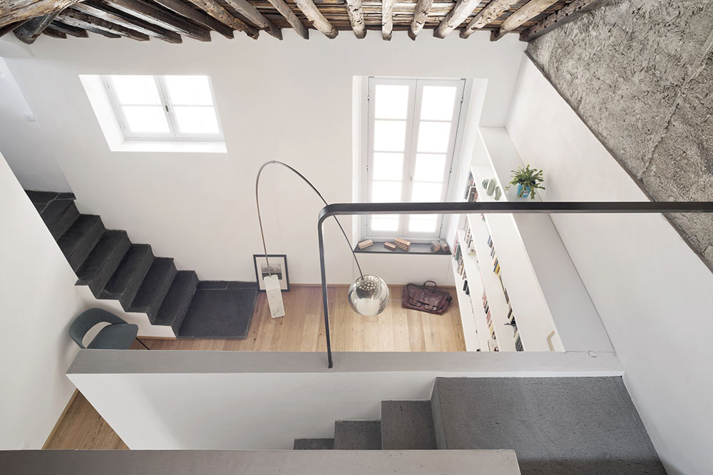 Desde arriba vista de las escaleras y los espacios del apartamento en Génova rehabilitado por el arquitecto Dodi Moss