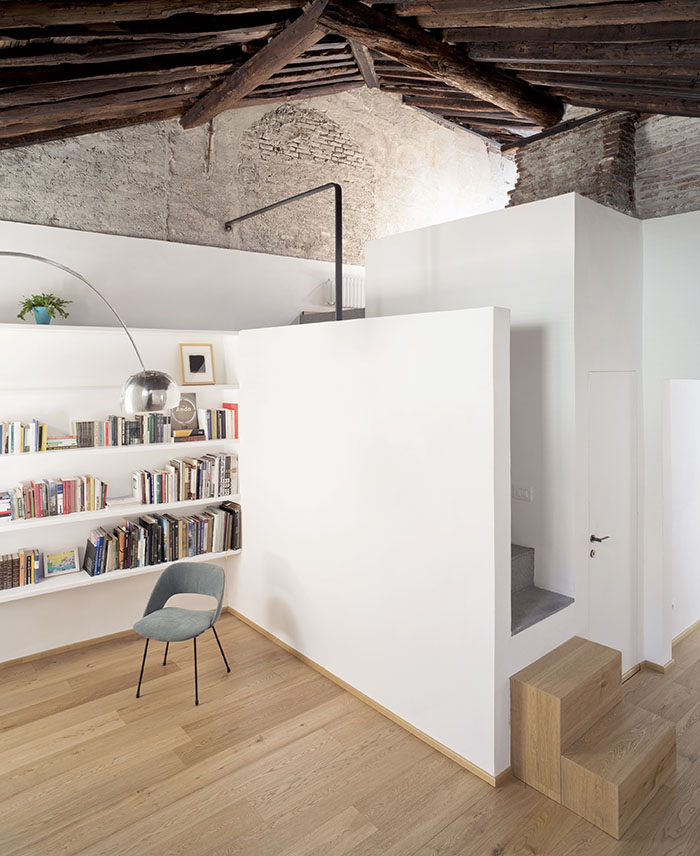 Zona de lectura del salón del apartamento en Génova rehabilitado por el arquitecto Dodi Moss