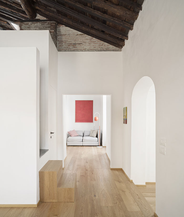 Vita del pasillo y la zona de estar del salón del apartameto en Génova reformado por el arquitecto Dodi Moss