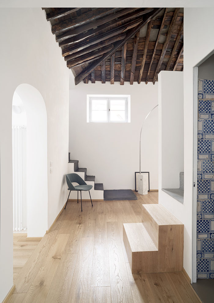 Detalle de la cubierta de madera original y las escaleras, una de piedra volcánica y otra de piedra de lava pulida