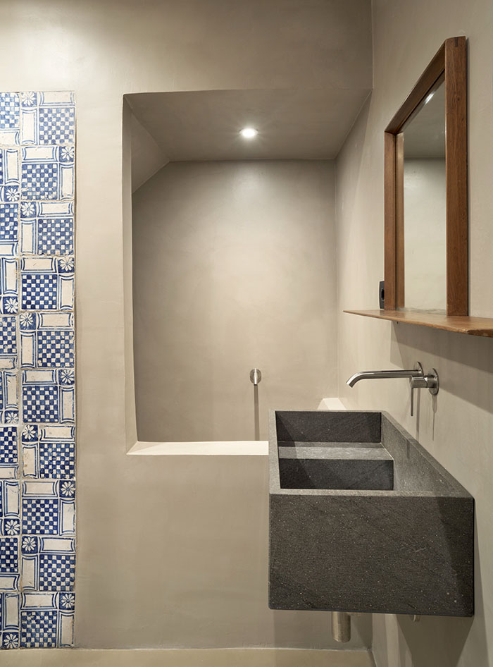 Uno de los baños del apartamento en Génova rehabilitado por el arquitecto Dodi Moss en el que destacan los azulejos del siglo XVII recuperados in situ