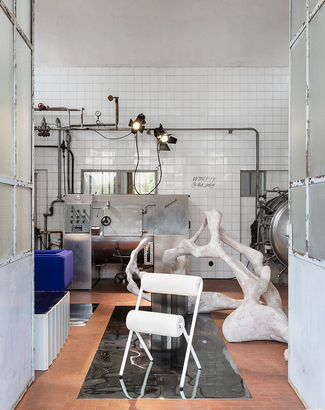 Roots de Mut Design en Alcova, en primer término la silla Roll de Sancal
