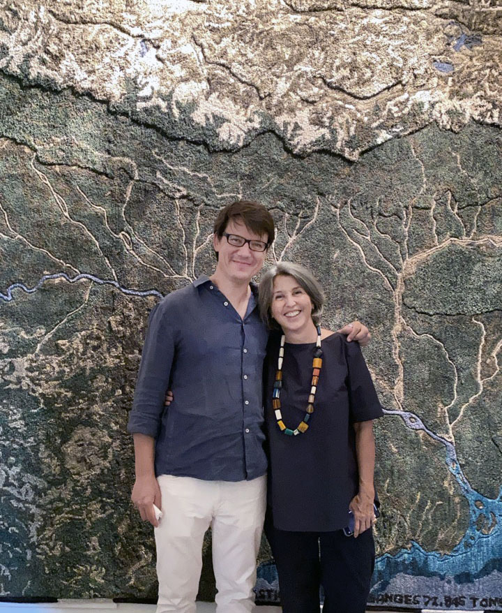 Álvaro Catalán de Ocón y  Mapi Millet, directora creativa de Gan en Rossana Orlandi durante la Milan Design Week 2021
