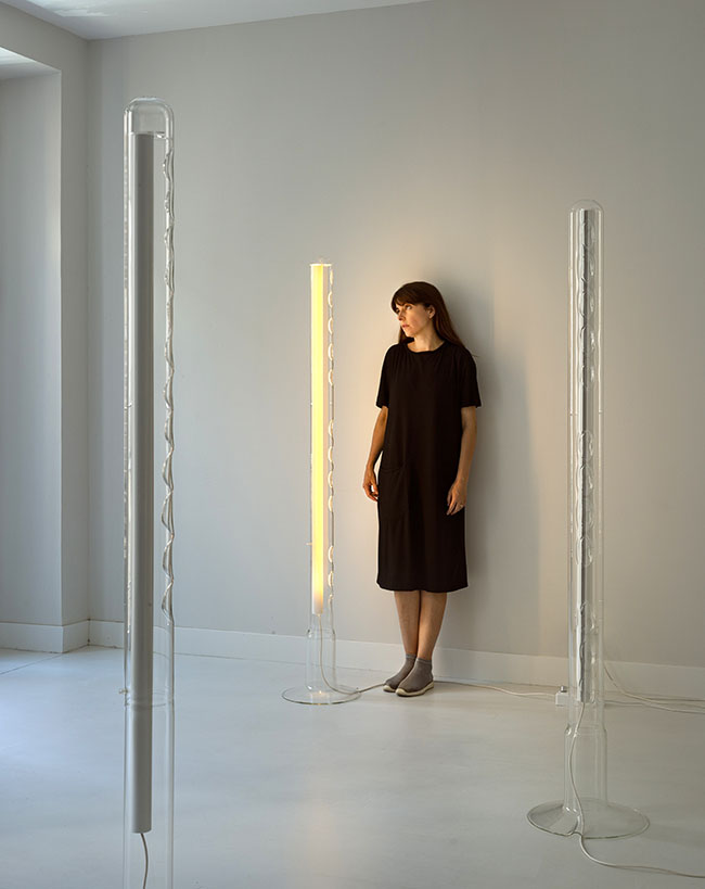 Marta Alonso de Mayice junto a su nueva colección de luminarias Non Title en Rossana Orlandi