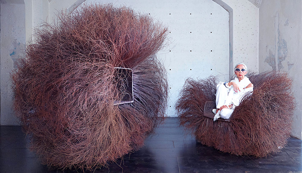Rossana Orlandi posa con los meubles esculturas de Nacho Carbonell