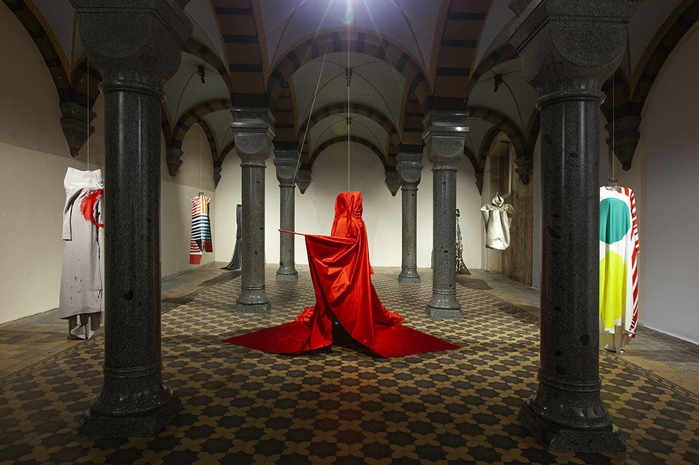 Una de las instalaciones en  Gabriel Loci de la reconocida diseñadora de moda checa Liběna Rochová y la Moravská Galerie