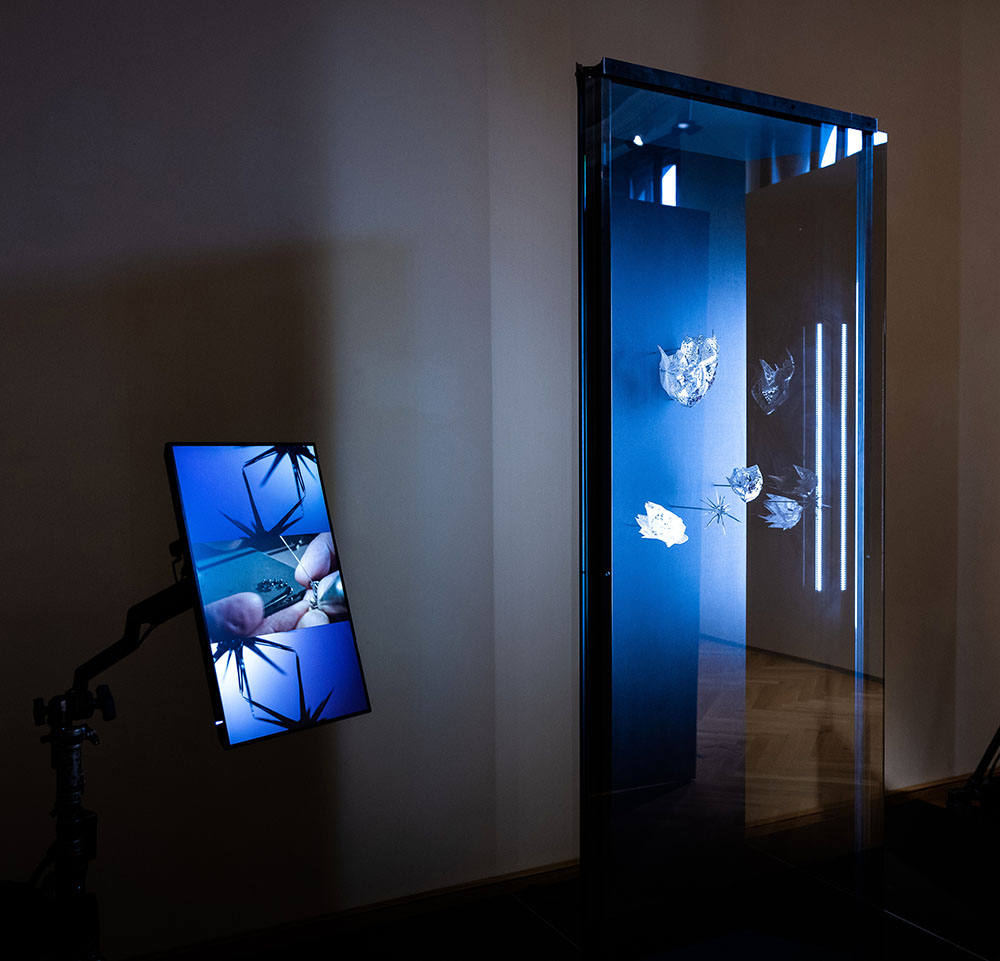 Mejor instalación Zdeněk Vacek. Un reconocido diseñador de joyas que presentó una instalación en el museo de artes decorativas durante Designblok 2021