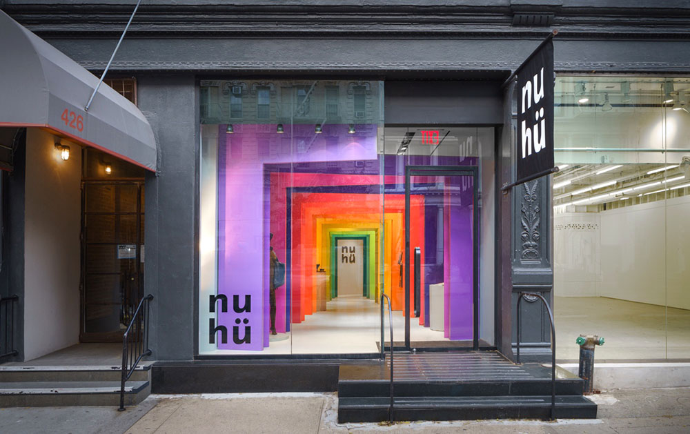 De noche el efecto de la tienda de NuHü  proyectada por Studio Animal y Cartonlab en NYC es magnético y espectacular