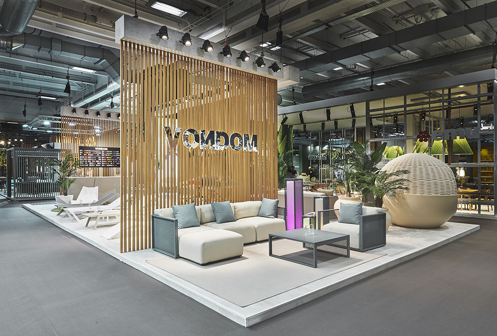 Vondom con su espacio de estilo mediteráneo presentó sus últimas colecciones