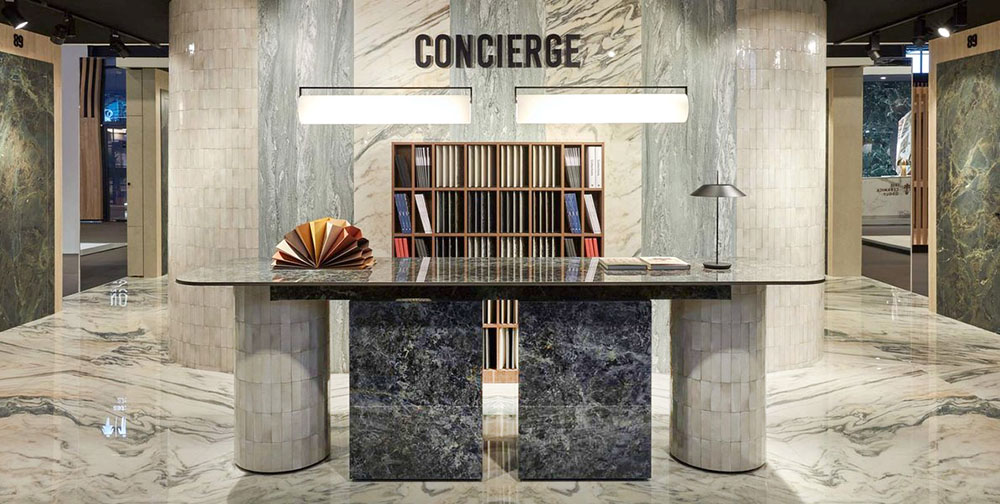 El elegante stand de la firma de italiana de cerámica Marazzi reproducía el lobby de un hotel y jugaba con distintas texturas y tamaños de los materiales