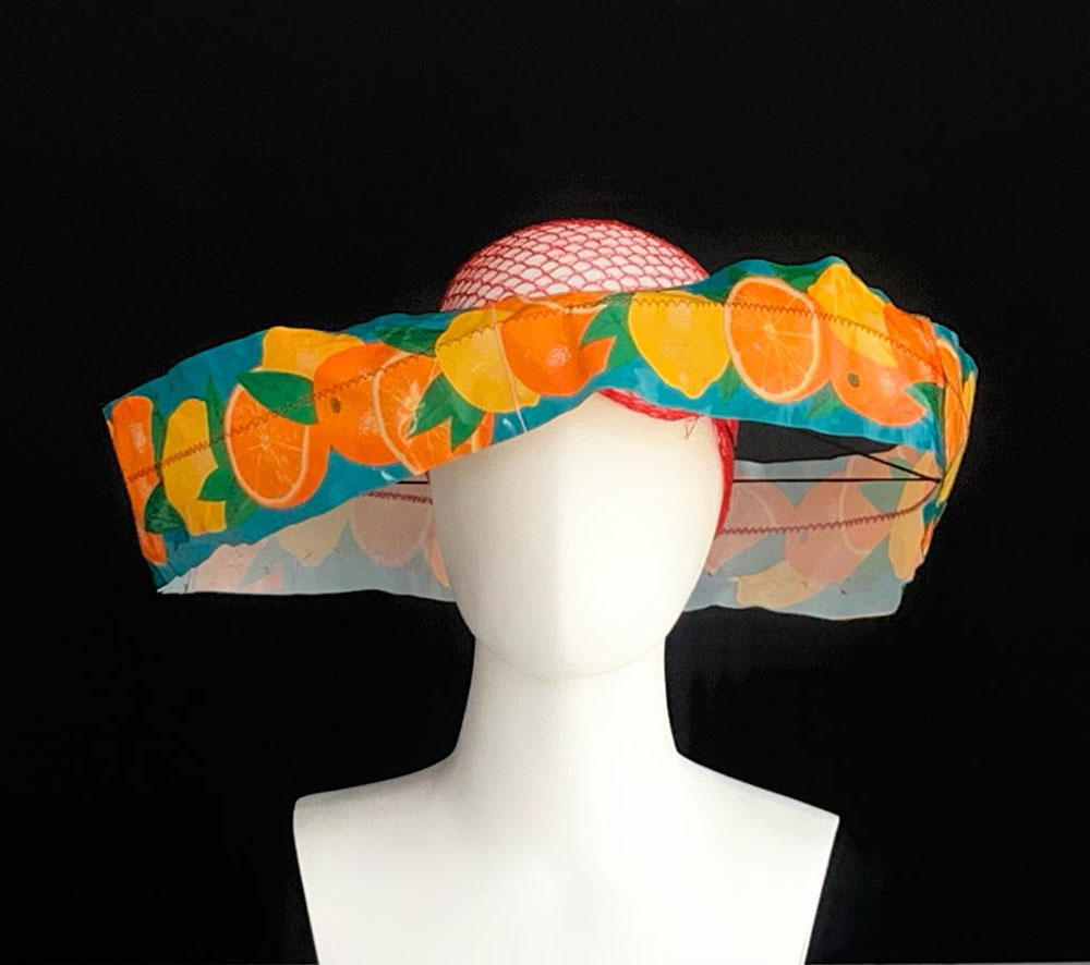 Diseñadores de moda, como Candela Cort, también se suman a este nuevo sentir y lanzan con sus piezas su voz y sus mensajes a favor del medio ambiente. La serie "Sombreros con plásticos", de la diseñadora, es un símbolo de la lucha en favor del planeta. Madre Natura Madrid Design Festival