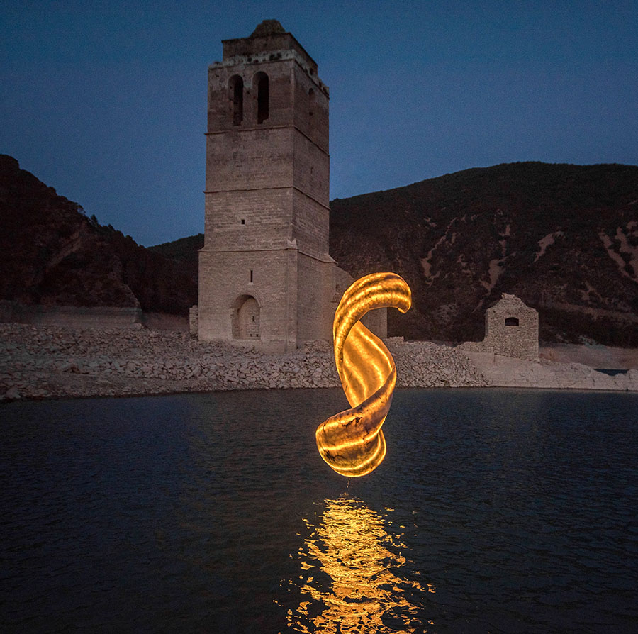 Desde Boltaña (Pirineo de Huesca) llega Amarist, estudio formado por Aran Lozano y Clara Campo con Metamorfosis. Una proyecto en el que sus lámparas esculturales dialogan con el paisaje y establecen una reflexión sobre el agua. En la imagen lámpara Aqua Fossil Oda, la escultura más grande que se ha hecho en alabastro, mide 3 m y es la pieza central del proyecto Metamorfosis. 