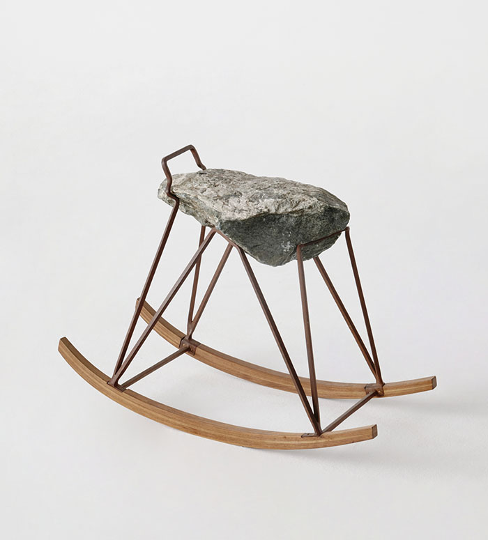 El diseñador Lucas Muñoz, ama y abraza las piedras. Esta rocking chair pertenece a su serie Livingstone, nacida  durante su estancia en Eindhoven. La serie se va a completar con nuevas piezas. 