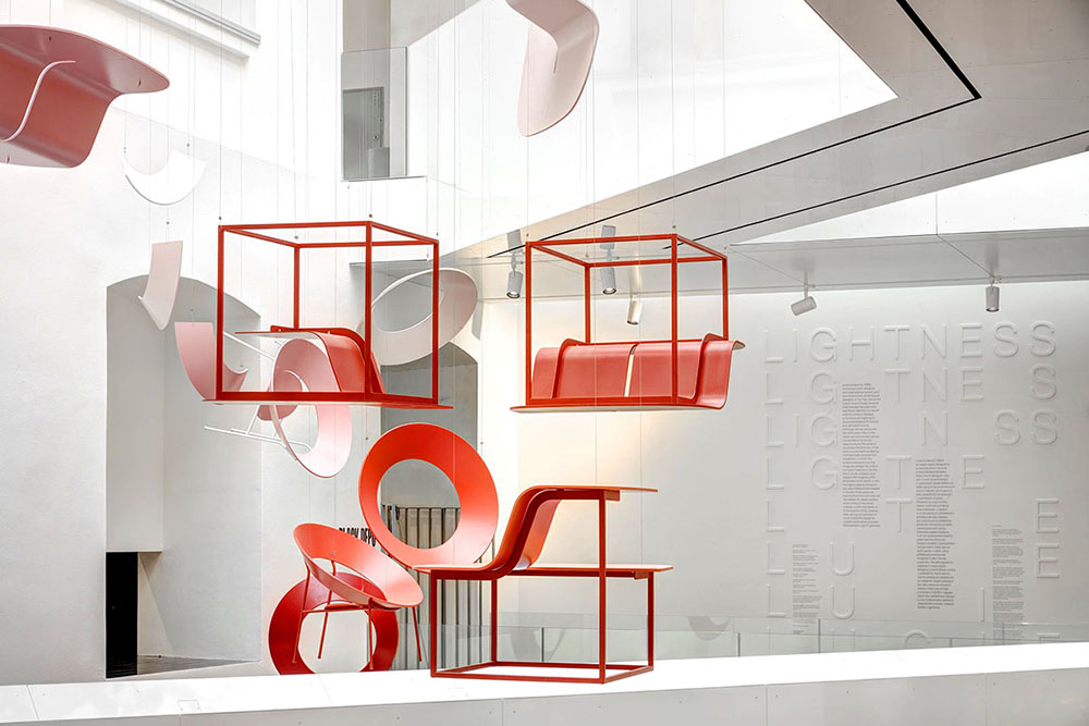 Suspendidas desde el lucernario y junto a las pasarleas, muebles de Mmcite y de Ton, en la expo Desde la pasarela perspectiva de la instalación de Lucie Koldovà en Brno