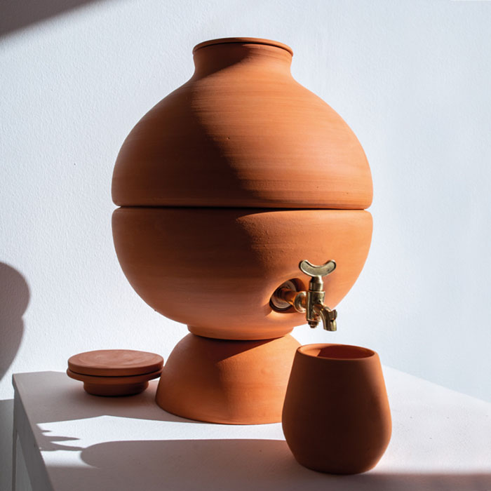 La holandesa-madrileña Marre Morel participa con Fonte, Un dispensador de agua sostenible fabricado con arcilla de terracota que filtra y refrigera el agua potable y purifica mediante un filtro cerámic