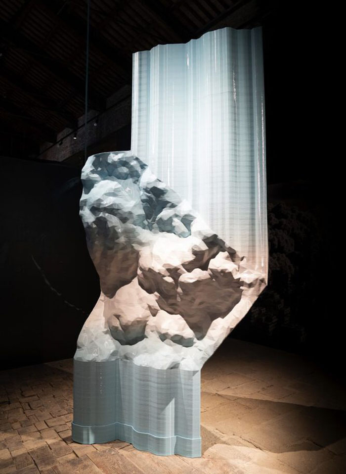 lasticy, una escultura de 3,6 m de altura realizada por el arquitecto Niccolo Casas con un material creado con plásticos que se han interceptado mares y océanos de todo el mundo. Lo avala la plataforma Parley for the Oceans y está impreso en 3D por el estudio Nagami en Avila Madre Natura Madrid Design Festival