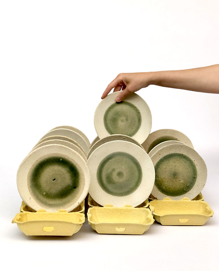 La repuesta de la ceramista valenciana Ana Illueca  es "Surprise Circular" Platos realizados con el fango que se produce al lavar las herramientas. Madre Natura Madrid Design Festival