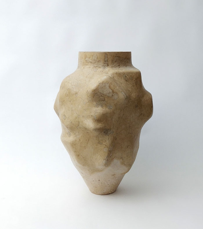 Uno de los jarrones que realiza el artista y diseñador Justino del Casar Piezas únicas y antropomorfas realizadas en un proceso artesano con materia prima que elabora con papeles que en su día tuvieron  valor: