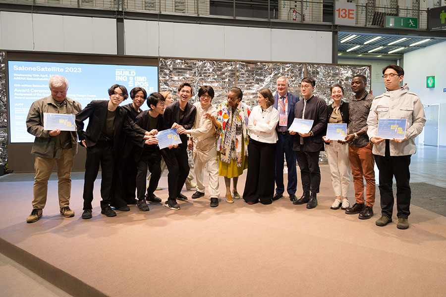 Los premiados con Marva Griffin, Maria Porro, Presidenta del Salone del Mobile. Milano en el SaloneSatellite 2023