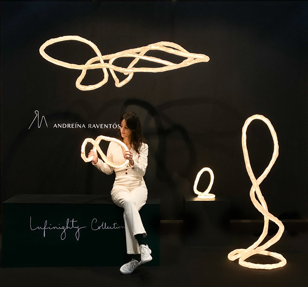 La joven aquitecta Andreína Raventós con su colección de lámparas Infinighty en el SaloneSatellite 2023.