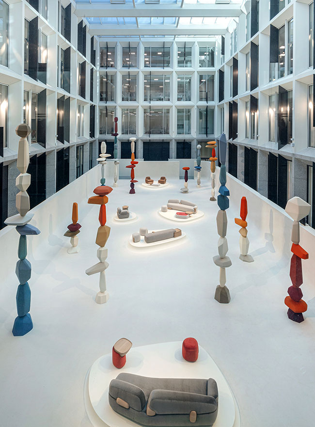  Instalación de Christian Mohaded en el Cortile della Seta de Loro Piana, inspirada en el paisaje de los Andes.  Diseño Moda Milan 2023