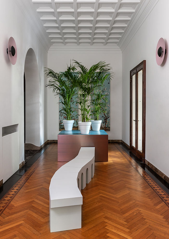 La lounge da protagonismo a la naturaleza, el banco en serpetinga es una cración de Futuro Composto.