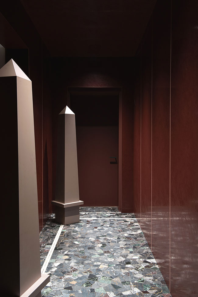 Detalle en el pasillo de dos obeliscos  y un suelo original de terrazzo de los años 50