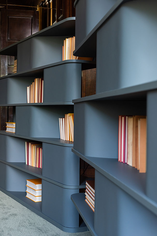 Detalle del mueble modular de la biblioteca de Villa Casa Bianca en el Lago Como, hecho con Fenix