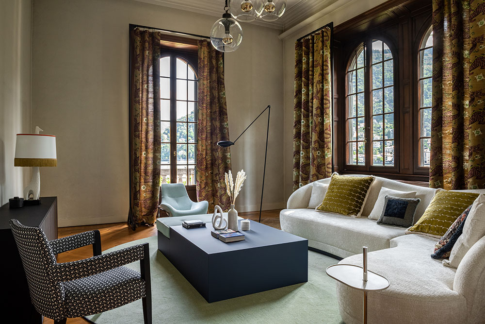 En el salón de Casa Bianca con visgas al lago Como, butacas de Arne Jacobsen, cortinas de Jim Thompson