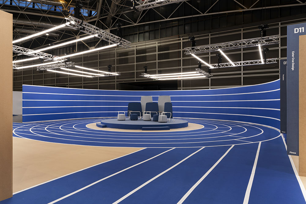 La pista de atletismo, y en el centro, en el Agora, los asientos  Folia&Cuff también diseños de Ferrero para Actiu.