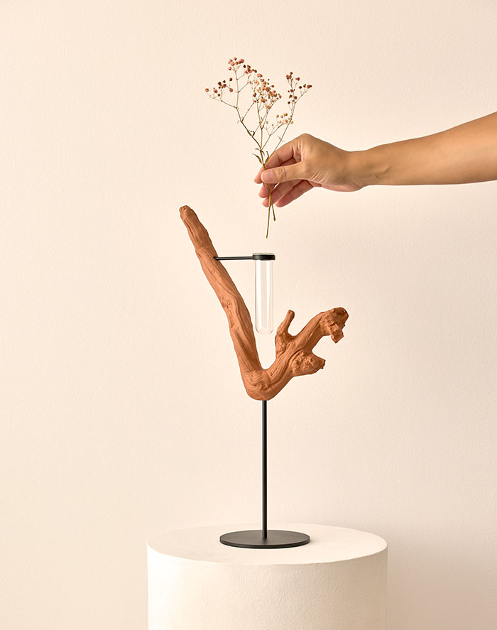 El nuevo florero de la serie Raíces que edita Punt en barro