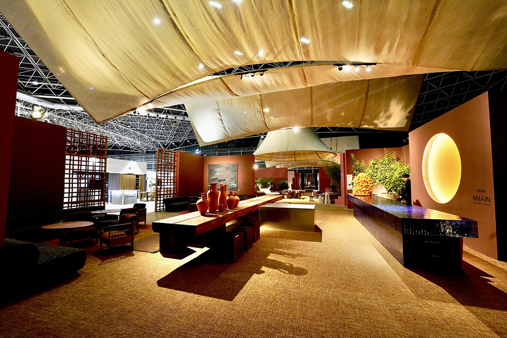 Visa del lobby central del hotel obra de MMAIN Martínez Medina presidido por un potente sol naranja