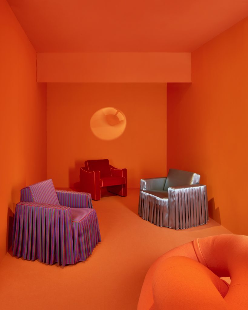 Experimentarium de Sancal, el stand del Salone del Mobile.Milano 2026. En la imagen las butacas de Julia Esqué